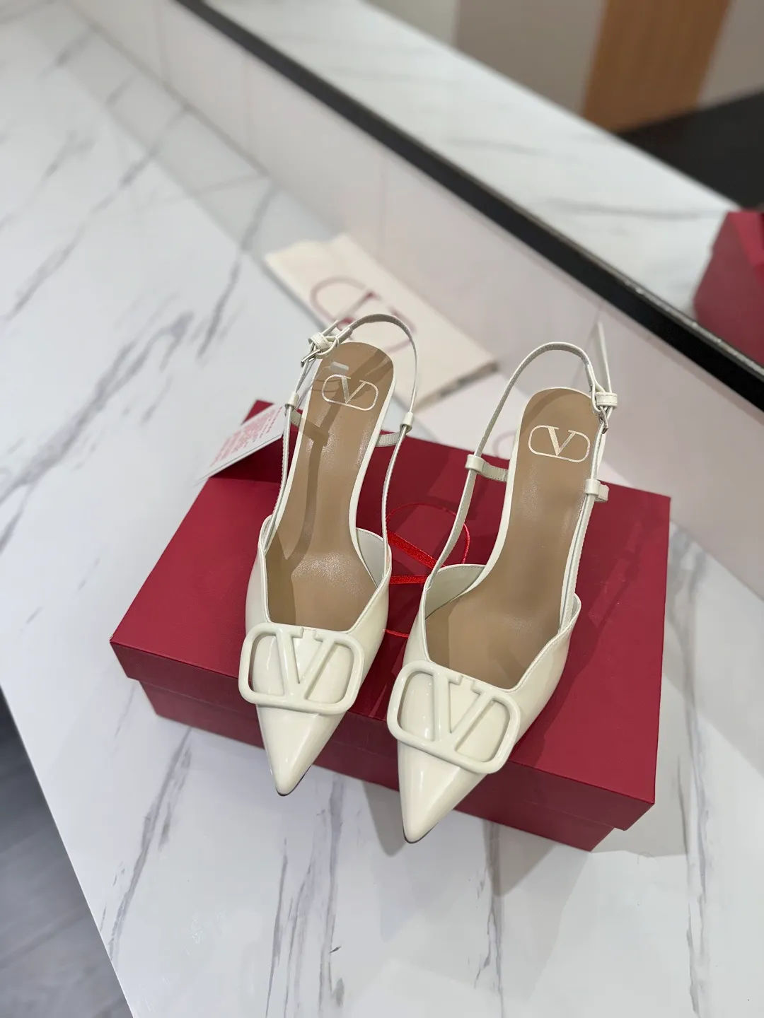 💕💕Factory direct selling price p520💕💕 Valentino launches a new series of sandals, sandals with pointed toe V-buckle sandals. The upper part of the foot is very pedicure-like. The key point is that it is very good and easy to control. It does not grind or tire your feet. It is a walking artifact! Metal VLOGO diamond buckle elements, full of high-end sense! It became sweet instantly.  The avant-garde VLOGO SIGNATURE shoe series interprets VALENTINO GARAVANI's candid attitude. Valentino Garavani V logo back hollow sandals with VLogo Signature decoration, platinum tone VLogo Signature decoration! Upper: imported patent leather Lining: imported goatskin Outsole: Italian leather outsole Heel height: 8cm Size: 35-39 (34-40-41-42 customized size)